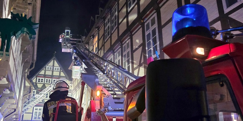 FW Celle: Gastronomieküche in historischen Altstadt in Vollbrand - mehrere Personen in Fachwerkhaus eingeschlossen! - Foto: presseportal.de