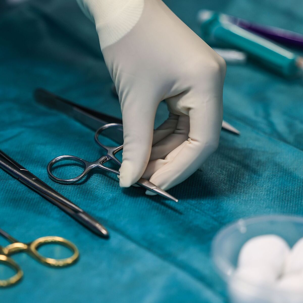 Das Besteck in der Chirurgie ist einer Expertin zufolge eher auf Männerhände ausgelegt. - Foto: Oliver Berg/dpa