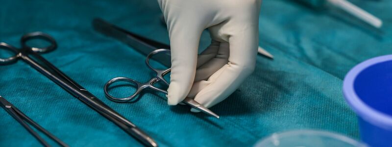 Das Besteck in der Chirurgie ist einer Expertin zufolge eher auf Männerhände ausgelegt. - Foto: Oliver Berg/dpa