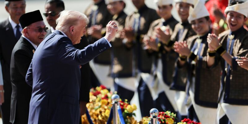 Trump präsentiert eine Tanzeinlage bei seiner Landung.  - Foto: Hasnoor Hussain/Pool Reuters/AP/dpa