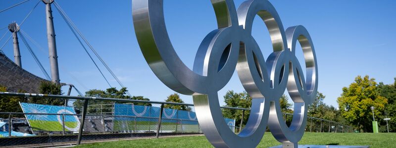 Die fünf ikonischen Ringe sind im Olympia-Park von München aufgebaut. - Foto: Sven Hoppe/dpa