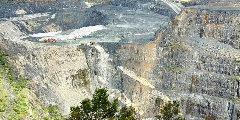 Der Aussichtspunkt auf die Mine liegt am Ortsrand von Greenbushes. - Foto: Carola Frentzen/dpa