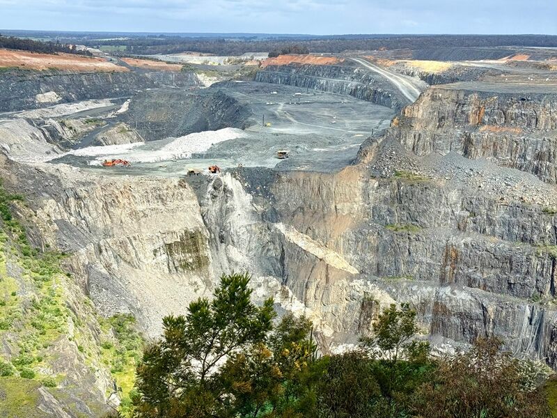 Der Aussichtspunkt auf die Mine liegt am Ortsrand von Greenbushes. - Foto: Carola Frentzen/dpa