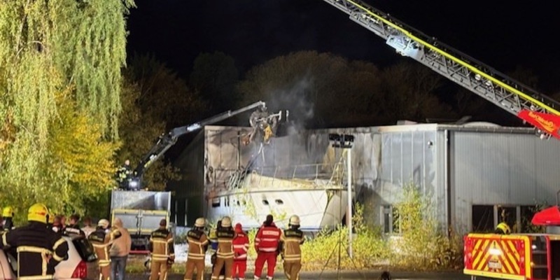 FW-Stormarn: FEU2 in Reinfeld. Brannte 30m Yacht. - Foto: presseportal.de