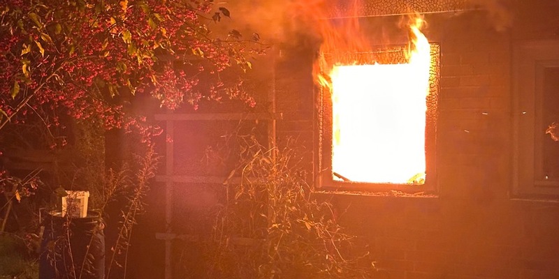 FW Helmstedt: Schuppenbrand in Helmstedt - Feuerwehr verhindert Übergreifen auf Wohnhaus - Foto: presseportal.de