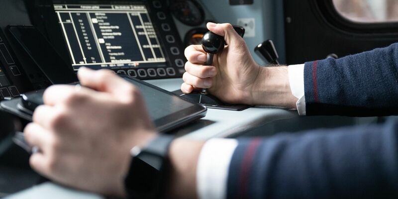Insbesondere im operativen Bereich sucht die Bahn weiterhin Personal - und stellt nun trotz Krise Tausende Auszubildende ein. (Archivbild) - Foto: Sebastian Kahnert/dpa