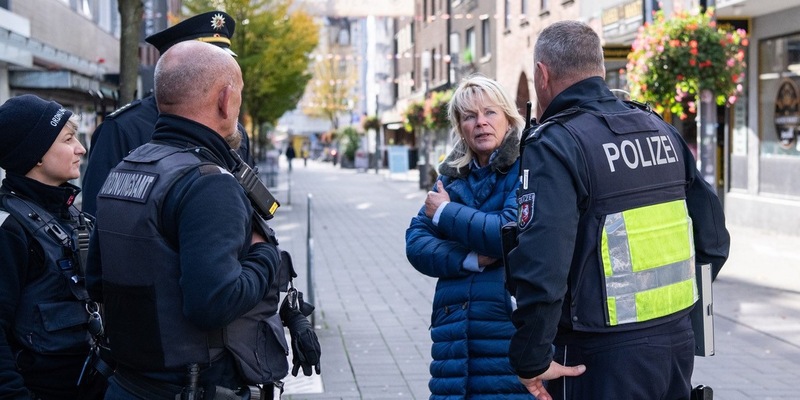 POL-RE: Bottrop: Schwerpunktaktion im Bereich ZOB und Ehrenpark - Polizeipräsidentin vor Ort - Foto: presseportal.de