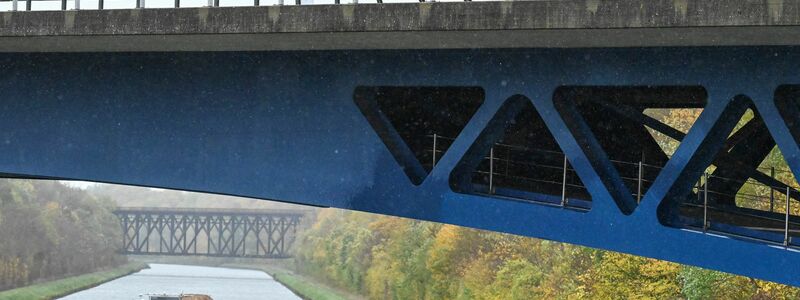 Die Polizei ermittelt die Hintergründe des Unfalls an der Brücke. - Foto: Swen Pförtner/dpa