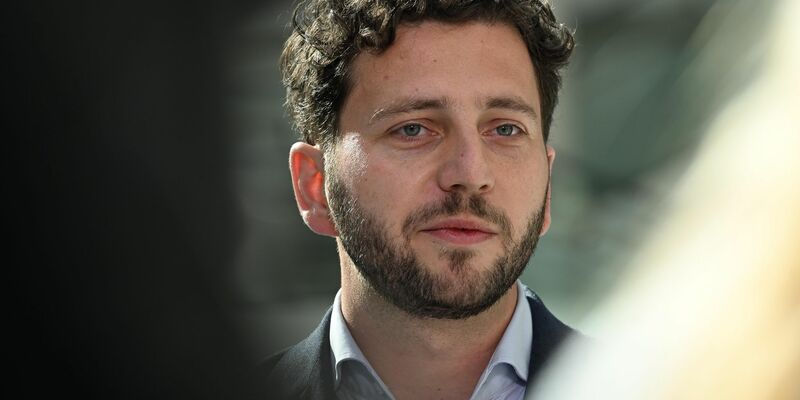 Die Aussagen des Kanzlers seien ihm zu pauschal, sagt der Co-Vorsitzende der Grünen, Felix Banaszak. (Archivbild) - Foto: Shireen Broszies/dpa