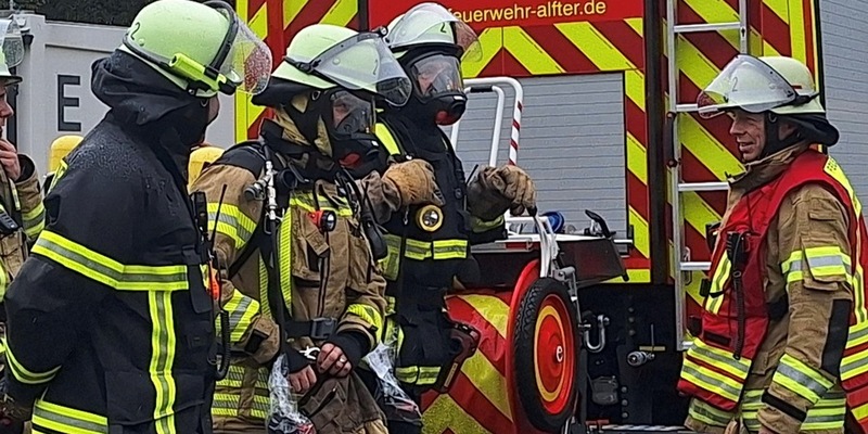 FW Alfter: Jahresübung der Freiwilligen Feuerwehr Alfter - Zwei simulierte Brandeinsätze in Sonderbauten im Gemeindegebiet Alfter - Foto: presseportal.de