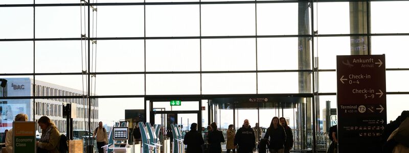 Der Flughafen wurde aufgrund von Fehlplanungen und Bauproblemen mit neun Jahren Verspätung eröffnet.  - Foto: Annette Riedl/dpa