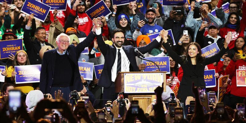Mamdani trat an der Seite von Sanders (l) und Ocasio-Cortez (r) auf. - Foto: Heather Khalifa/AP/dpa