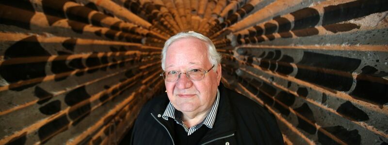 Brauchtumsforscher Manfred Becker-Huberti setzt sich seit langem mit den Ursprüngen von Halloween auseinander.  - Foto: Oliver Berg/dpa