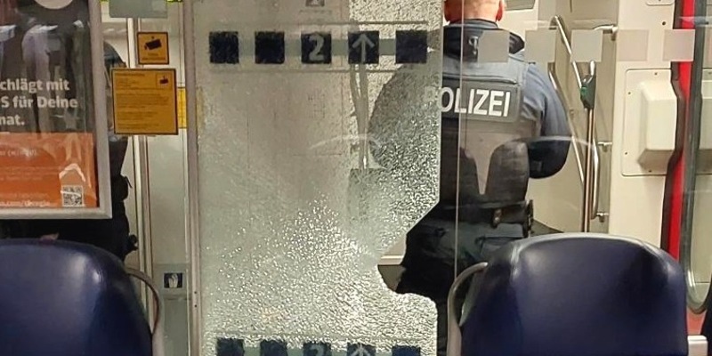 BPOL-HST: Zeugenaufruf - Sachbeschädigungen im Reisezug - Foto: presseportal.de
