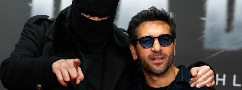 Der Rapper Haftbefehl (links) ist ein Fan großer Posen - hier bei der einer Vorführung zu seiner Dokumentation gemeinsam mit Elyas M'Barek. (Archivfoto) - Foto: Christophe Gateau/dpa