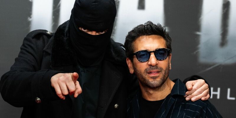 Haftbefehl (bürgerlich Aykut Anhan und hier verhüllt) besucht mit seiner Frau Nina Anhan eine Kinoaufführung der Dokumentation «Babo - Die Haftbefehl-Story» in Berlin. (Archivbild) - Foto: Christophe Gateau/dpa