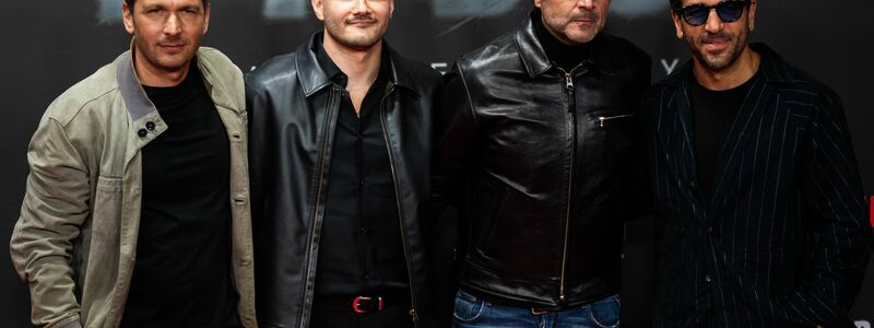 Die Köpfe hinter der Doku (links nach rechts): Pacco-Luca Nitsche, Sinan Sevinç, Juan Moreno und Elyas M'Barek. (Archivbild) - Foto: Christophe Gateau/dpa