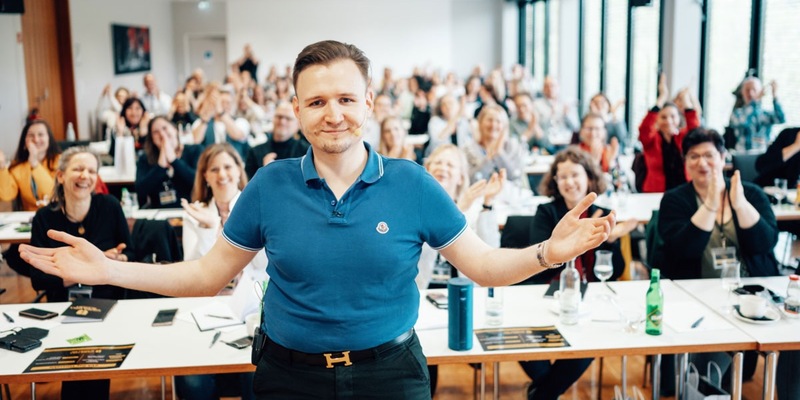 Patrick Khatrao von der Golden Voice Academy: Hörbuchsprecher werden als Quereinsteiger – so baut sich jeder von zu Hause aus ein erfolgreiches Business auf - Foto: presseportal.de