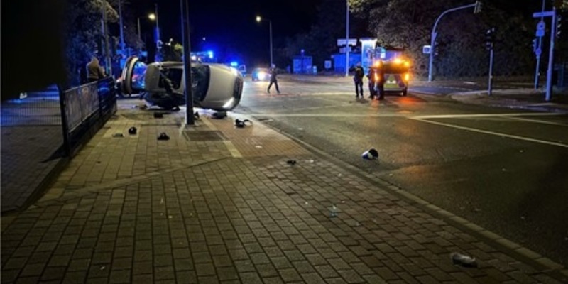 POL-DU: Hüttenheim: Kollision in der Nacht - Auto kippt auf die Seite - Foto: presseportal.de