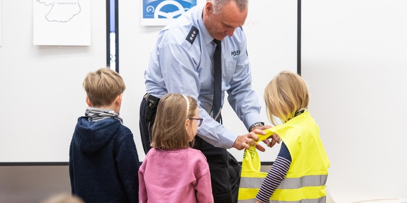 POL-RE: Kreis Recklinghausen/ Bottrop: Für mehr Sicherheit im Straßenverkehr - Präventionsreihe Funkeln im Dunkeln Teil einer landesweiten Aktionswoche - Foto: presseportal.de