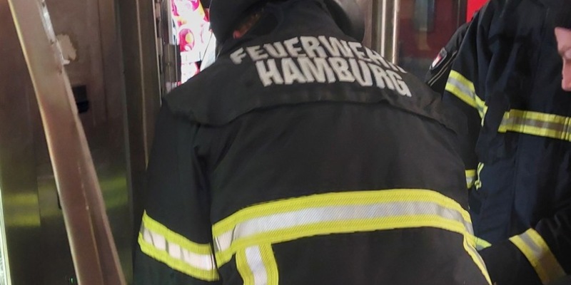 BPOL-HH: Offensichtlicher Heißhunger auf Süßes wird 33-Jährigen am Snackautomaten an Hamburger S-Bahnstation zum Verhängnis... -Feuerwehr muss Arm des Langfingers mit technischem Gerät aufwendig befreien- - Foto: presseportal.de