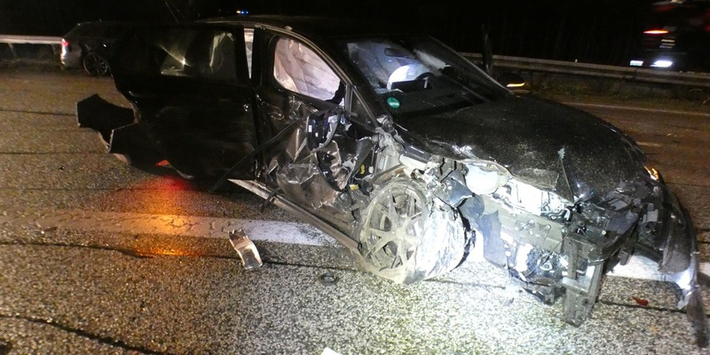 POL-HRO: Autobahn nach Unfall mit drei beteiligten Fahrzeugen voll gesperrt - Foto: presseportal.de