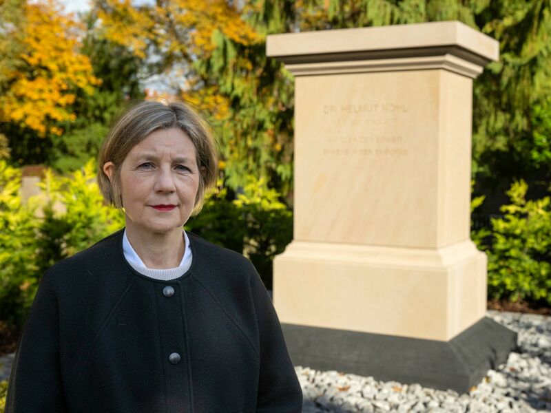 Für Maike Kohl-Richter war immer klar, dass das Grab letztlich Denkmalcharakter haben muss. - Foto: Boris Roessler/dpa