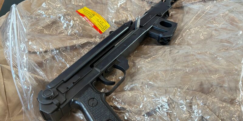 Waffen und Patronen wurden bei den Verdächtigen gefunden. - Foto: Marci Herwig/dpa