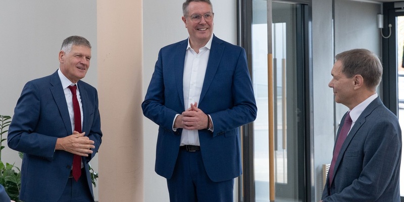 Ministerpräsident Schweitzer besucht und lobt Vereinigte Lohnsteuerhilfe - Foto: presseportal.de
