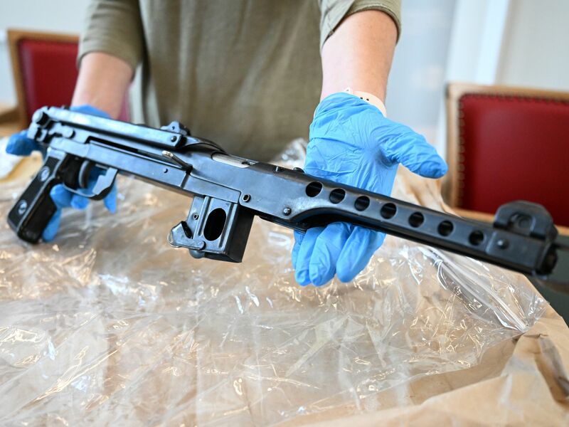 Mit den Waffen hätten Kriminelle verheerende Verbrechen verüben können, sagt Oberstaatsanwalt Wolf-Tilman Baumert. - Foto: Federico Gambarini/dpa