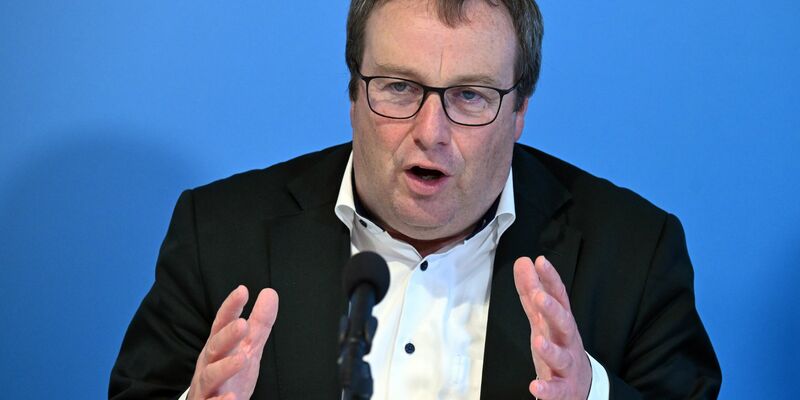 NRW-Verkehrsminister Krischer hat eine Warnung an seinen Amtskollegen im Bund. (Archivbild) - Foto: Federico Gambarini/dpa