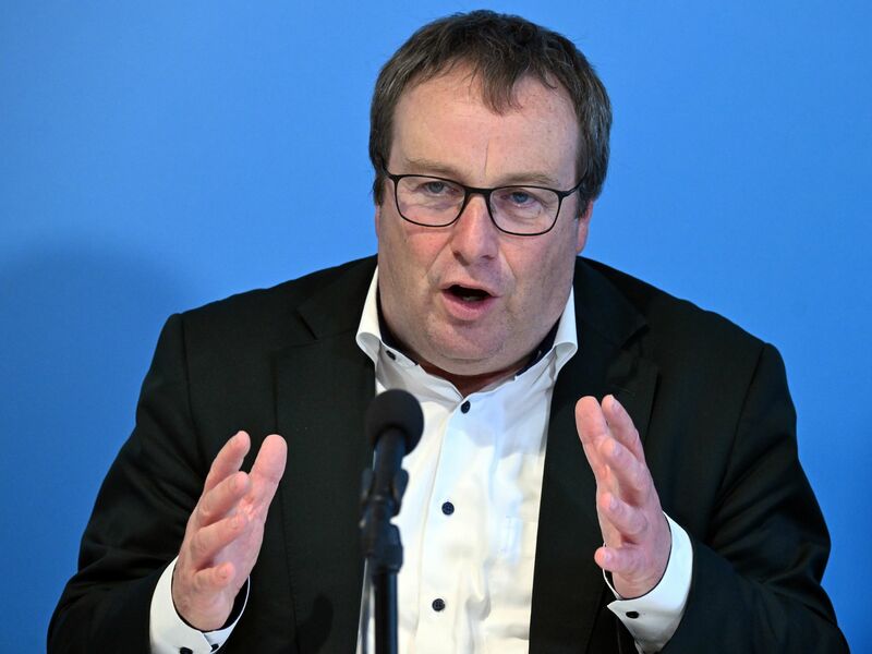 NRW-Verkehrsminister Krischer hat eine Warnung an seinen Amtskollegen im Bund. (Archivbild) - Foto: Federico Gambarini/dpa