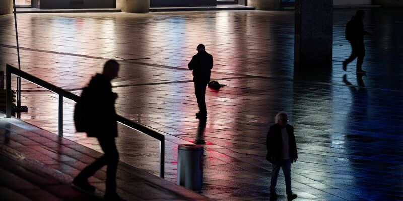 Nicht nur auf der Straße fühlen sich viele Frauen unsicher. (Symbolbild) - Foto: Henning Kaiser/dpa