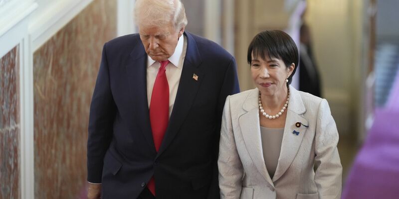 US-Präsident Trump und Japans neue Regierungschefin Takaichi betonen die Bedeutung ihrer Sicherheitsallianz.  - Foto: Mark Schiefelbein/AP/dpa