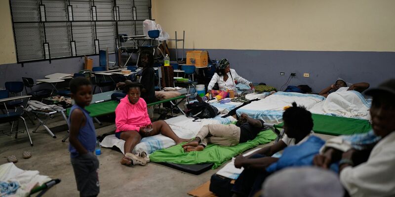 Die Menschen auf Jamaika rüsten sich für die Ankunft von Hurrikan «Melissa». - Foto: Matias Delacroix/AP/dpa