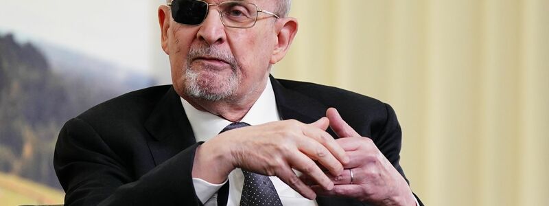 Rushdie sprach mit dem Magazin «Tatler» über das Attentat. (Archivbild) - Foto: Jacob King/PA Wire/dpa
