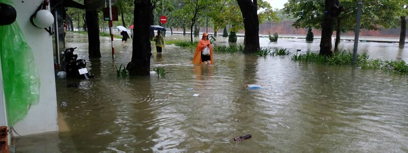 Die Behörden warnten vor Sturzfluten. - Foto: Hoang Le Y Minh/dpa