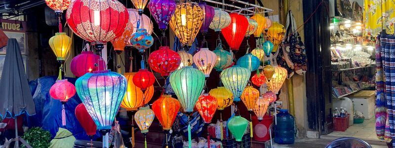 Hoi An ist für seine malerische Altstadt und seine bunten Lampions weltweit berühmt. (Archivbild) - Foto: Carola Frentzen/dpa-tmn