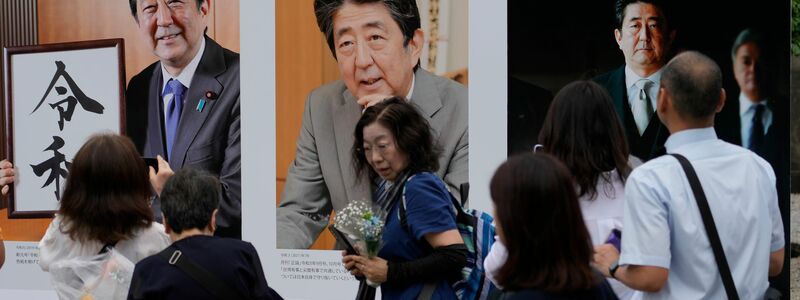 Abes gewaltsamer Tod in einem der sichersten Länder der Welt hatte im In- und Ausland Fassungslosigkeit ausgelöst. (Archivbild)  - Foto: Shuji Kajiyama/AP/dpa
