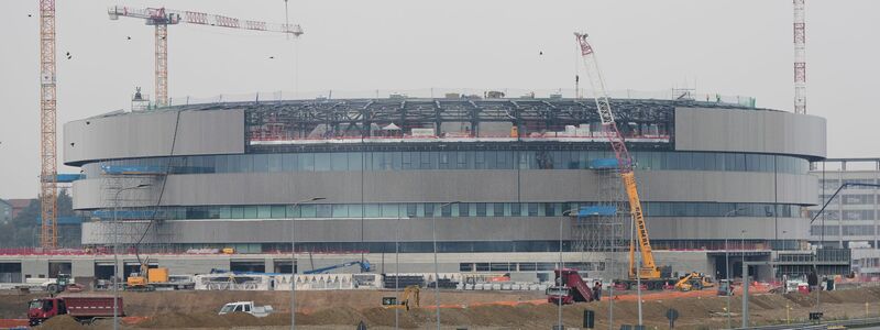 An der Eishockey-Arena wird noch gebaut. - Foto: Luca Bruno/AP/dpa