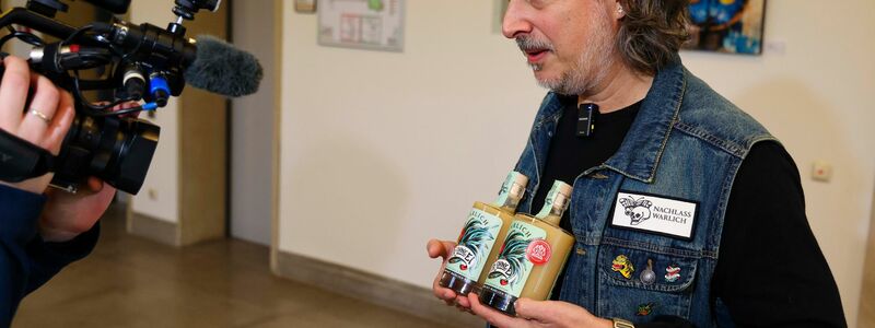 Eindeutiges Urteil: Ein Likör ohne Ei darf «Likör ohne Ei» heißen. Unternehmer Ole Wittmann präsentiert seine Liköre. - Foto: Frank Molter/dpa