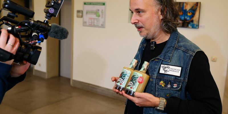 Freude über Erfolg vor Gericht: Unternehmer darf Namen «Likör ohne Ei» verwenden.  - Foto: Frank Molter/dpa