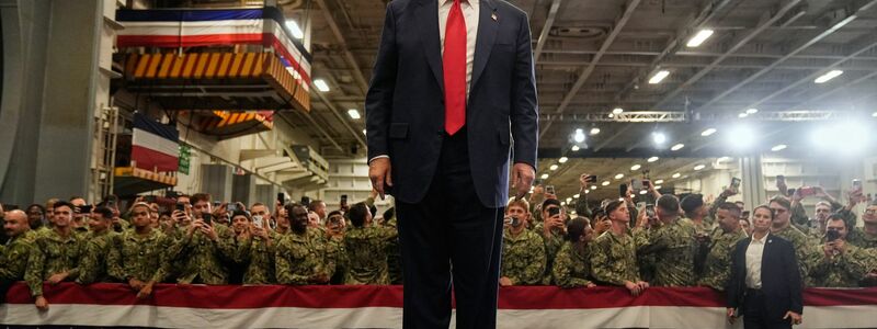 Trump besucht US-Truppen. - Foto: Mark Schiefelbein/AP/dpa