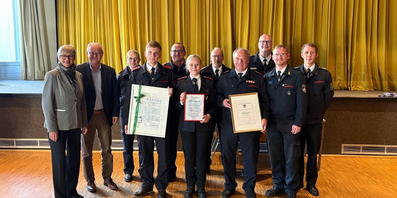 FW Beverungen: 130 Jahre Jugendarbeit der Feuerwehr Beverungen: Dreifach-Jubiläum mit Leistungsabnahme am Schulzentrum - Foto: presseportal.de