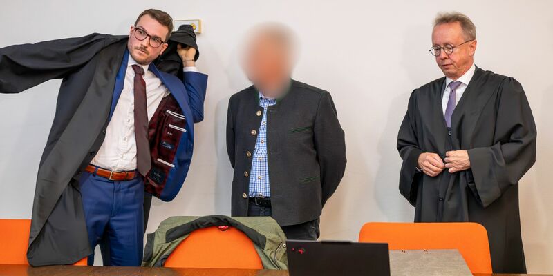 Beide Angeklagten zeigen Reue. - Foto: Peter Kneffel/dpa