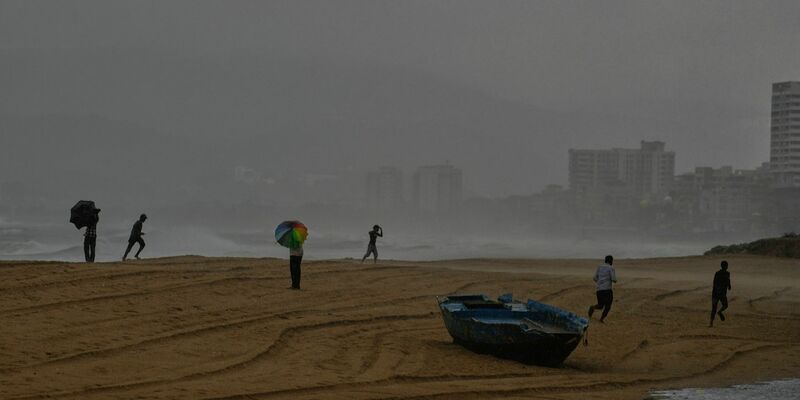 Ein schwerer Zyklon hält vor seinem Auftreffen auf Land Menschen und Behörden an Indiens Ostküste im Golf von Bengalen in Atem. - Foto: Mahesh Kumar A./AP/dpa