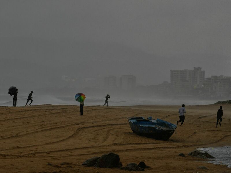 Ein schwerer Zyklon hält vor seinem Auftreffen auf Land Menschen und Behörden an Indiens Ostküste im Golf von Bengalen in Atem. - Foto: Mahesh Kumar A./AP/dpa