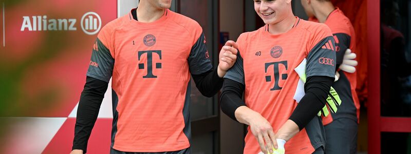 Neuer-Vertreter: Jonas Urbig (r) darf sich auf seinen nächsten Einsatz im Bayern-Tor freuen. (Archivfoto) - Foto: Harry Langer/dpa