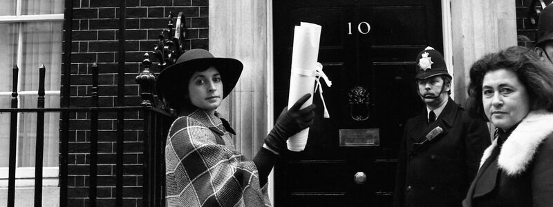 Die Schauspielerin Prunella Scales im Jahr 1975 vor Downing Street 10 in London. (Archivbild) - Foto: Robert Dear/AP/dpa