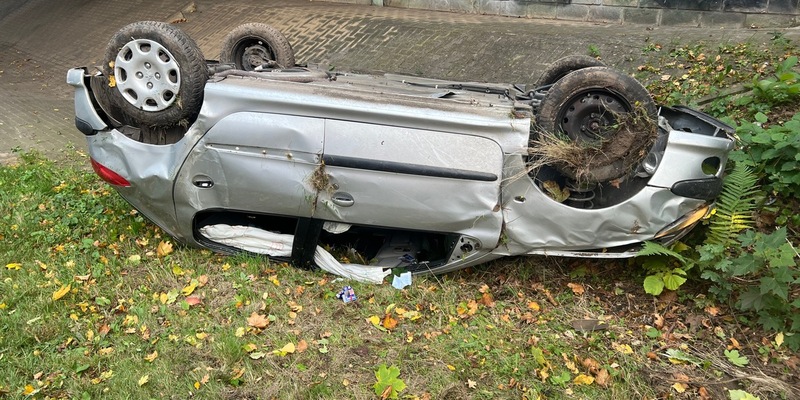 POL-NI: Pkw bleibt nach Verkehrsunfall auf dem Dach liegen - Foto: presseportal.de